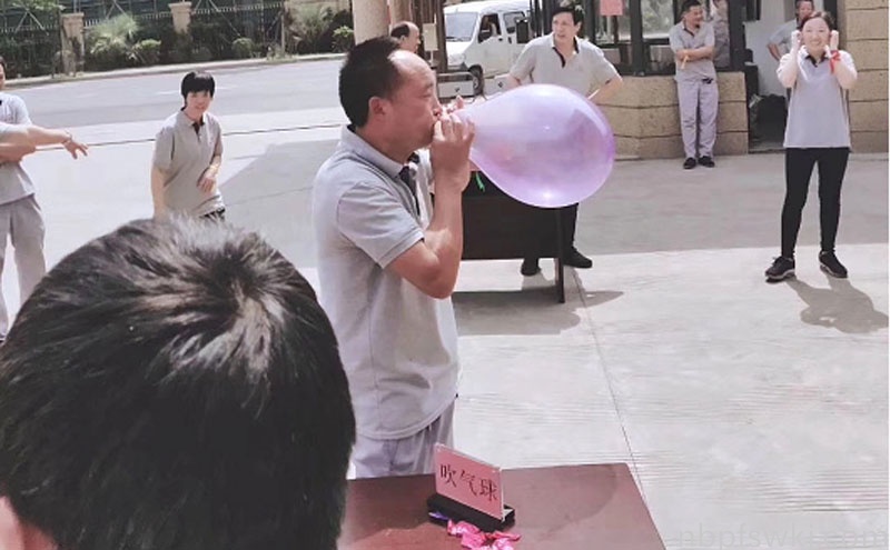 京峰塑業舉辦趣味吹氣球大賽